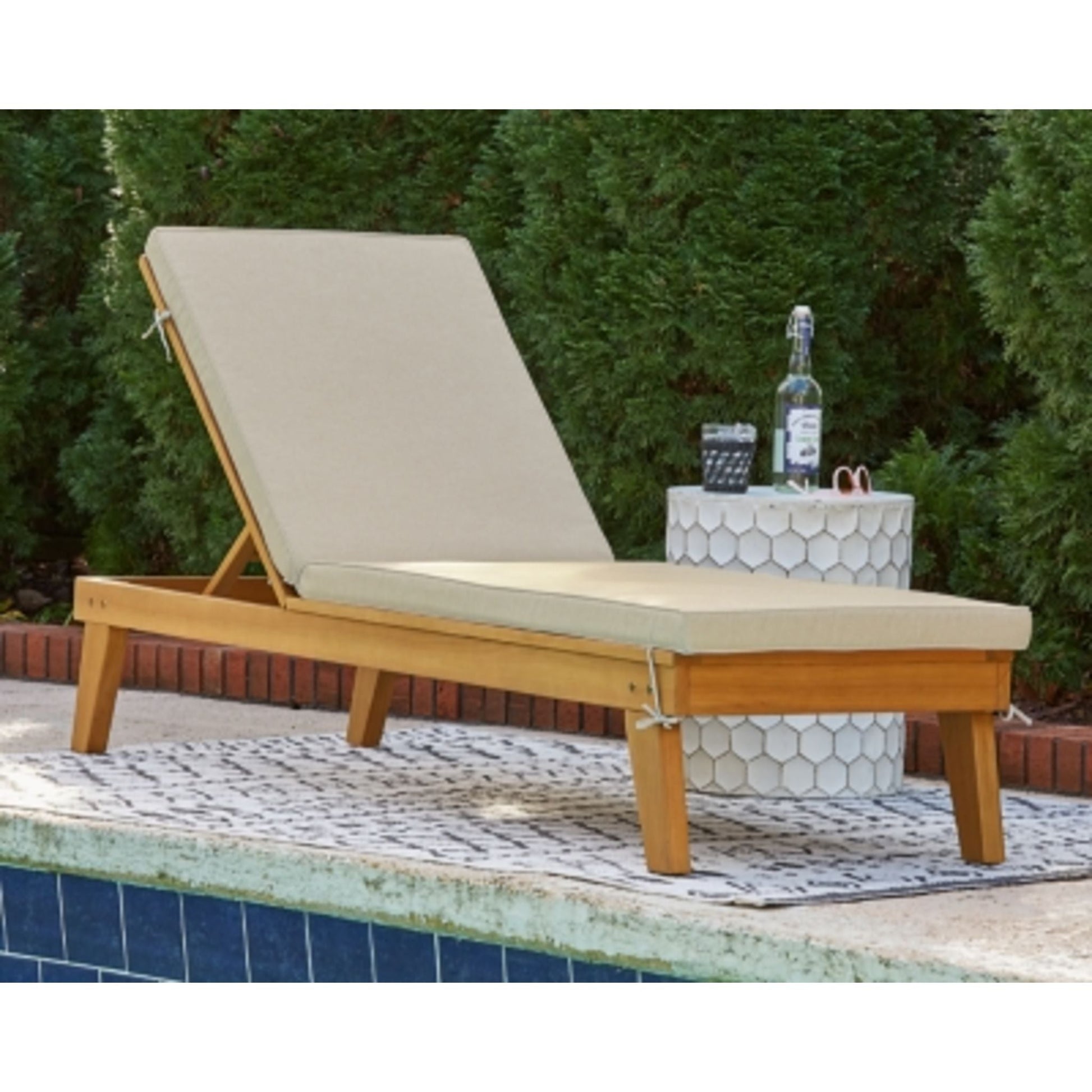 Outdoor Byron Bay Chaise Lounge Light Brown