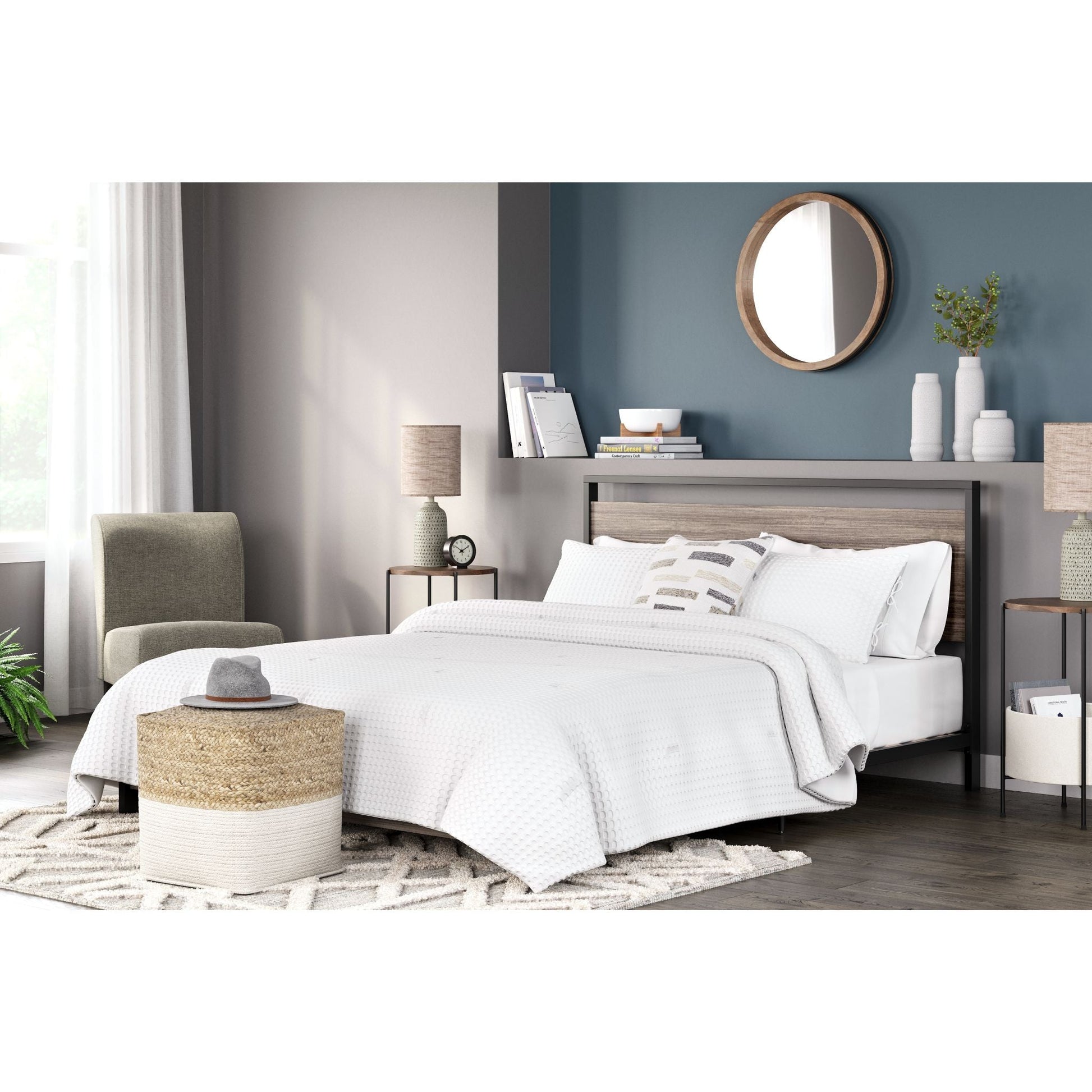 Dontally Queen Bed - Gray/Black