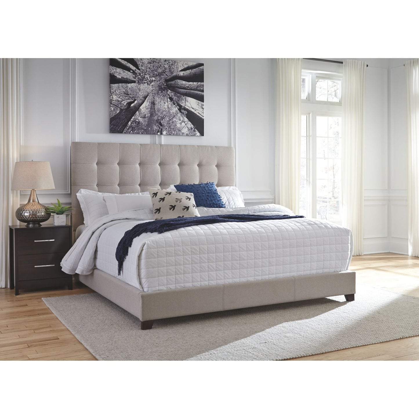 Dolante Upholstered Bed