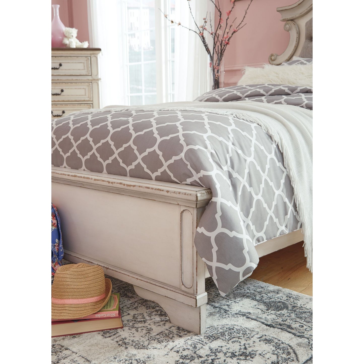 Realyn Twin Bed - Chipped White