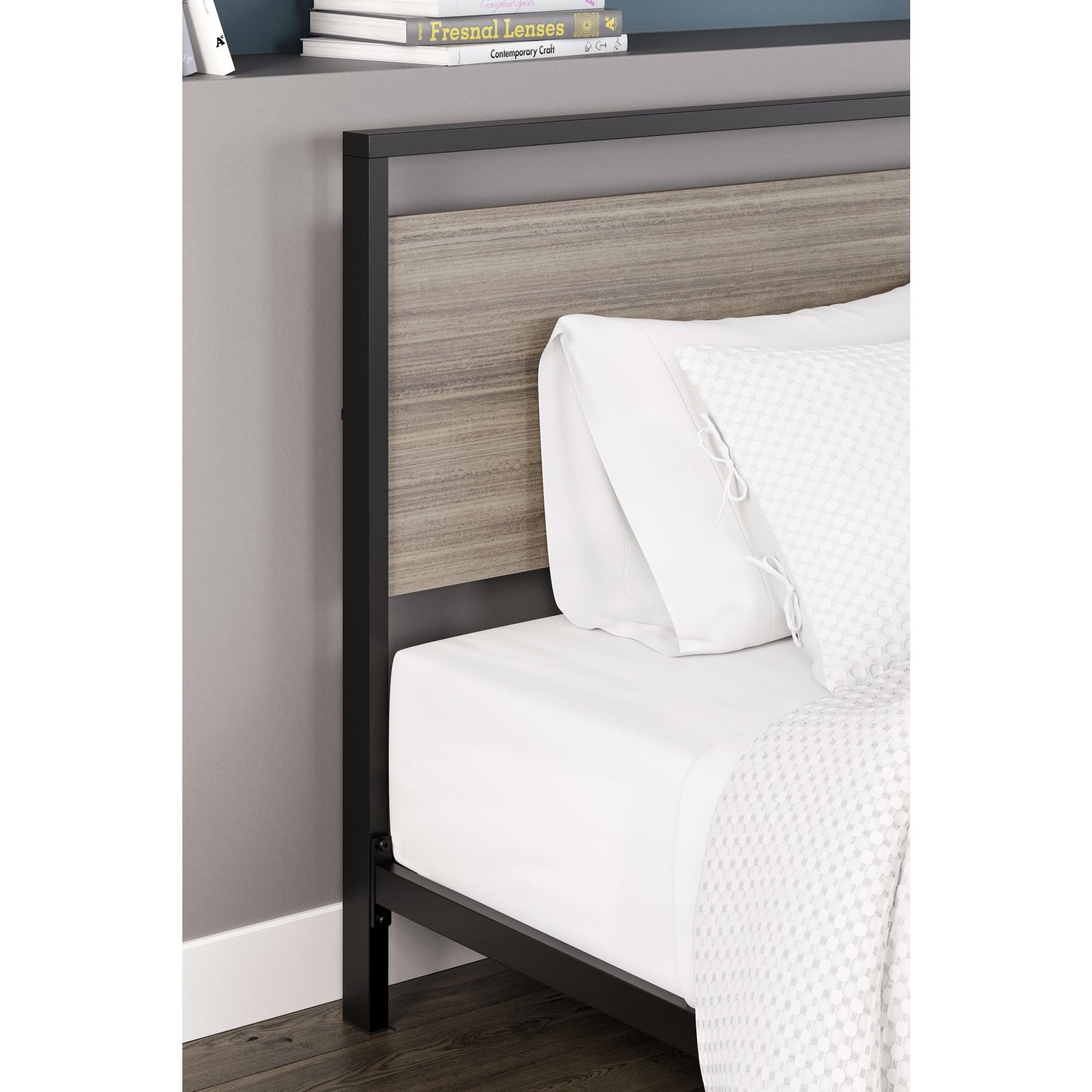 Dontally King Bed - Gray/Black