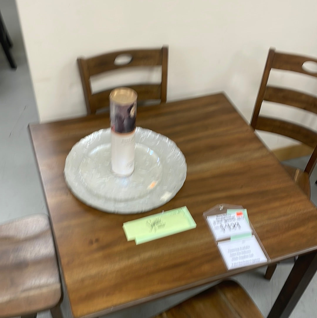 Ashley dinning table w 4 chairs